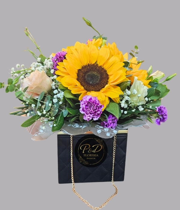 Carterita con cadena Dorada, Girasol, rosa y lisianthus