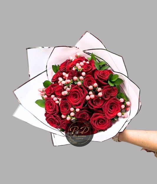 Ramo con 25 Rosas e Hipericum